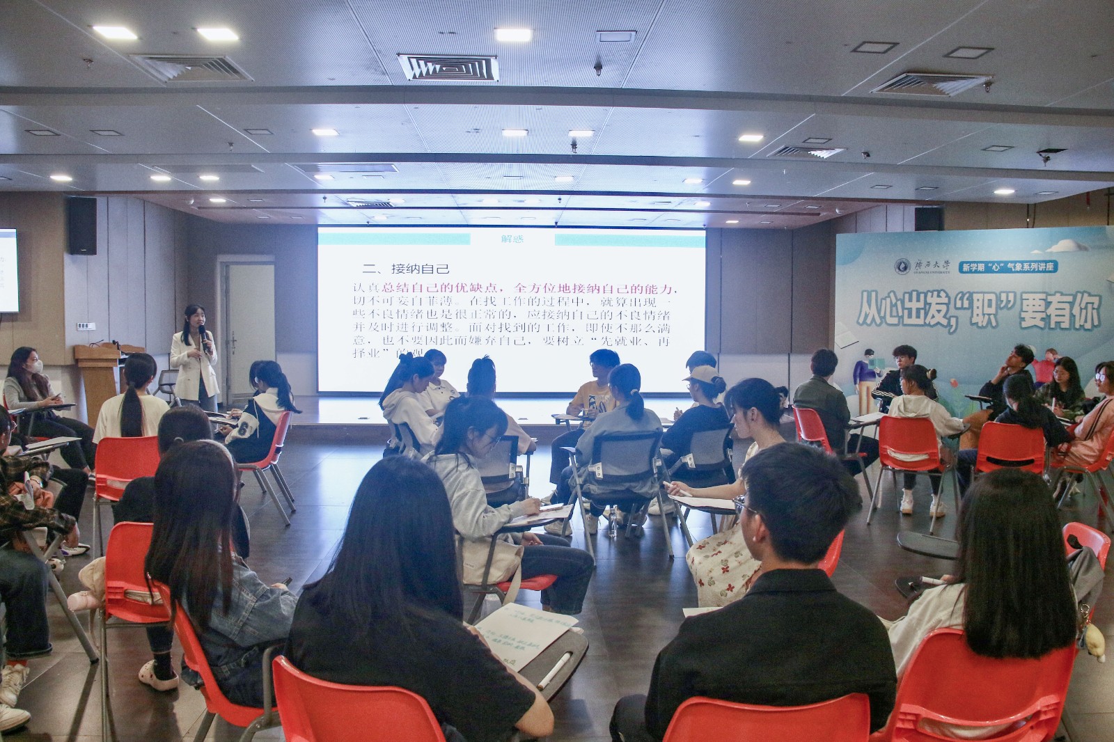 并现场演示了徒手心肺复苏和AED的操